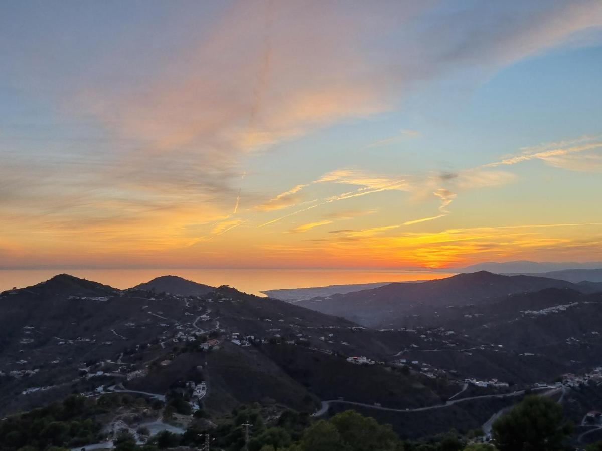 Lovely 2 Bed Apartment With Stunning Views & Pool Cómpeta エクステリア 写真